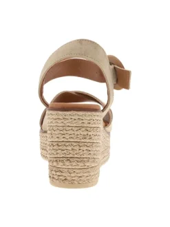 Sandales en cuir beiges avec un talon compensé haut et une boucle à ardillon