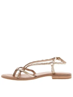 Sandales en cuir beiges satinées à sangles tressées et à talon décroché bas