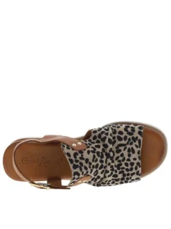 Sandales en cuir camel avec un imprimé léopard et à talon compensé bas