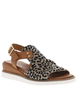 Sandales en cuir camel avec un imprimé léopard et à talon compensé bas