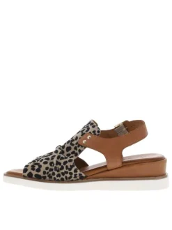 Sandales en cuir camel avec un imprimé léopard et à talon compensé bas