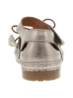 Sandales en cuir champagne satinées et perforées à talon décroché bas