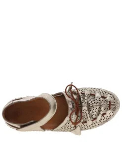 Sandales en cuir champagne satinées et perforées à talon décroché bas
