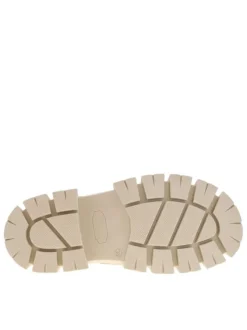 Sandales en cuir écru à semelle chunky fermées par boucle à ardillon