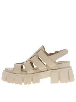 Sandales en cuir écru à semelle chunky fermées par boucle à ardillon