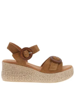 Sandales en cuir marron à talon compensé avec une boucle à ardillon