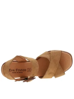 Sandales en cuir marron à talon compensé haut avec une boucle à ardillon
