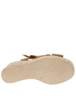 Sandales en cuir marron à talon compensé haut avec une boucle à ardillon