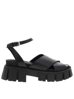 Sandales en cuir noir à semelle chunky fermées par boucle à ardillon