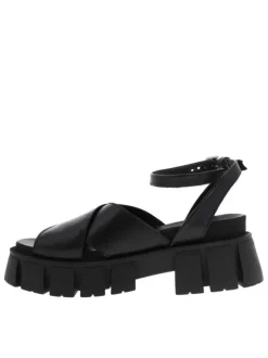Sandales en cuir noir à semelle chunky fermées par boucle à ardillon