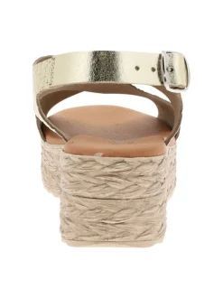 Sandales en cuir or avec un talon compensé et une boucle à ardillon