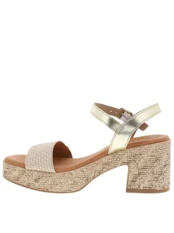Sandales en cuir or à talon décroché moyen avec une boucle à ardillon