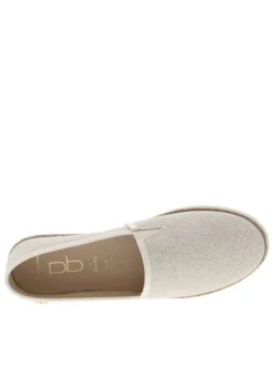 Sandales en cuir sable avec un talon compensé et une boucle à ardillon