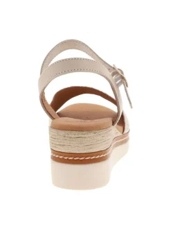 Sandales en cuir sable avec un talon compensé et une boucle à ardillon