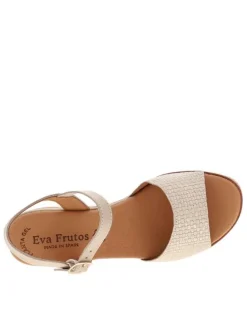 Sandales en cuir sable avec un talon compensé et une boucle à ardillon