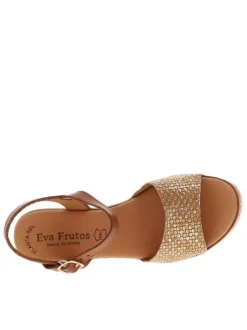 Sandales en cuir tan à talon compensé avec une boucle à ardillon