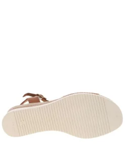 Sandales en cuir tan à talon compensé avec une boucle à ardillon