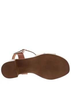 Sandales en cuir tan à talon décroché moyen avec une boucle à ardillon