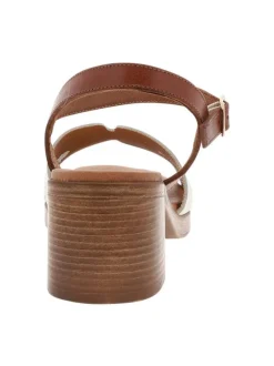 Sandales en cuir tan à talon décroché moyen avec une boucle à ardillon