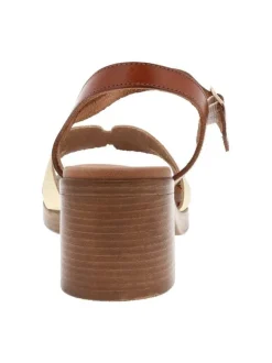 Sandales en cuir tan à talon décroché moyen avec une boucle à ardillon