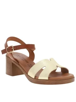 Sandales en cuir tan à talon décroché moyen avec une boucle à ardillon