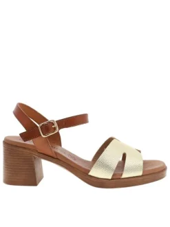 Sandales en cuir tan à talon décroché moyen avec une boucle à ardillon