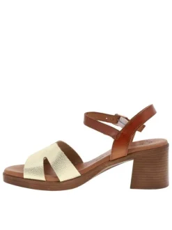 Sandales en cuir tan à talon décroché moyen avec une boucle à ardillon