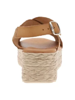 Sandales en cuir tan à talon plateforme avec une boucle à ardillon