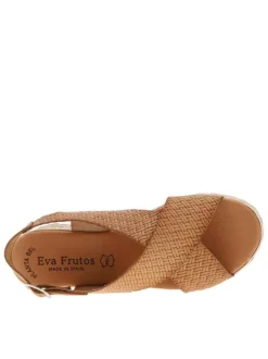 Sandales en cuir tan à talon plateforme avec une boucle à ardillon