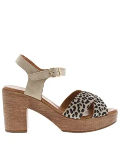 Sandales en cuir taupe en daim avec un imprimé léopard à talon décroché haut