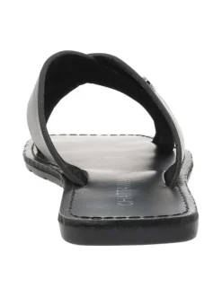 Sandales noires à talon plat avec marque imprimée sur la semelle