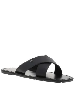 Sandales noires à talon plat avec marque imprimée sur la semelle