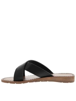 Sandales noires à talon plat avec marque imprimée sur la semelle