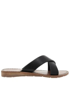 Sandales noires à talon plat avec marque imprimée sur la semelle