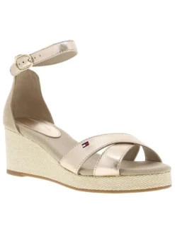 Sandales or roses à talon compensé et à boucle à ardillon à la cheville