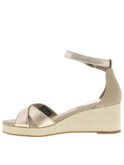 Sandales or roses à talon compensé et à boucle à ardillon à la cheville