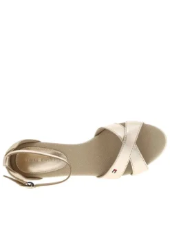 Sandales or roses à talon compensé et à boucle à ardillon à la cheville
