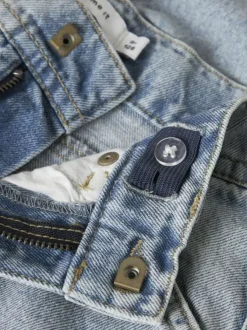 Short en coton biologique bleu uni pourvu d'une coupe droite
