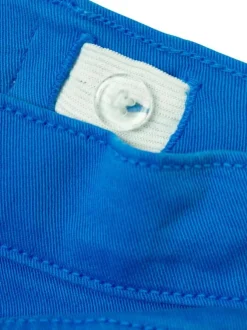 Short en coton bleu électrique uni avec une coupe droite et des poches