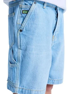 Short en coton bleu uni pourvu de multiples poches et d'une coupe baggy