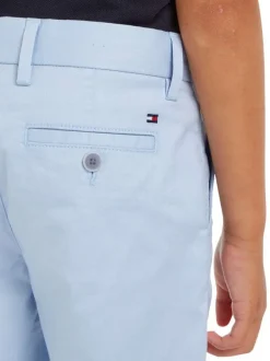 Short en coton ciel uni avec une coupe chino et poches arrières boutonnées