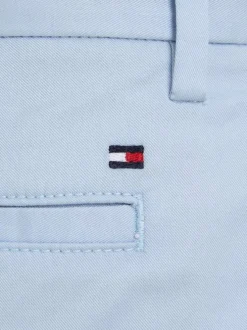 Short en coton ciel uni avec une coupe chino et poches arrières boutonnées