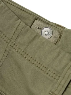 Short en coton kaki uni avec plusieurs poches et une coupe cargo