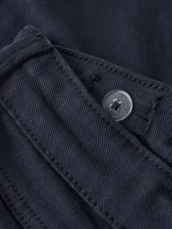 Short en coton marine uni pourvu d'une coupe droite et d'une taille ajustable