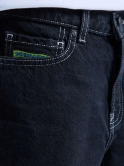 Short en coton noir uni pourvu de multiples poches et d'une coupe baggy