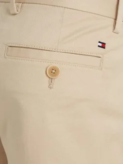 Short en coton régénératif beige uni avec une coupe chino et poches latérales