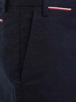 Short en coton régénératif marine uni avec une coupe chino et poches arrières