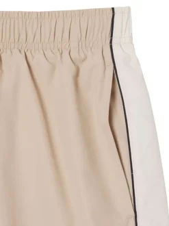 Short beige à coupe ajustée pourvu d'une taille élastiquée froncée