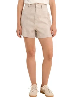 Short beige uni pourvu d'une coupe droite et de passants pour la ceinture