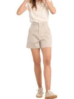 Short beige uni pourvu d'une coupe droite et de passants pour la ceinture